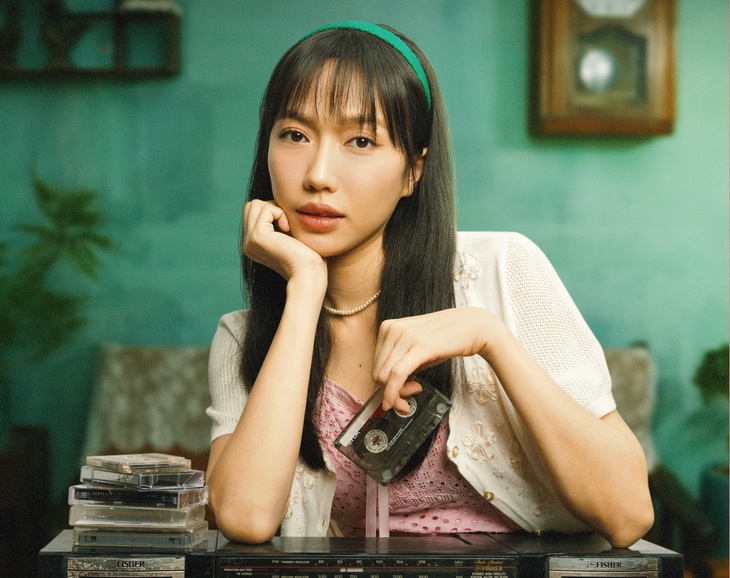 Thủ vai nữ chính Ngọc Huyền, Diệu Nhi xuất hiện với tạo hình dịu dàng, thanh thuần, khác hẳn với hình tượng hài hước, tràn đầy năng lượng vốn là “thương hiệu” của cô nàng, bởi đây là lần đầu tiên cô sánh vai cùng ông xã Anh Tú trên màn ảnh rộng. Sự biến hóa về hình ảnh của Diệu Nhi càng khiến khán giả tò mò, liệu nữ diễn viên cùng ông xã sẽ có tương tác thú vị như thế nào trên màn ảnh.