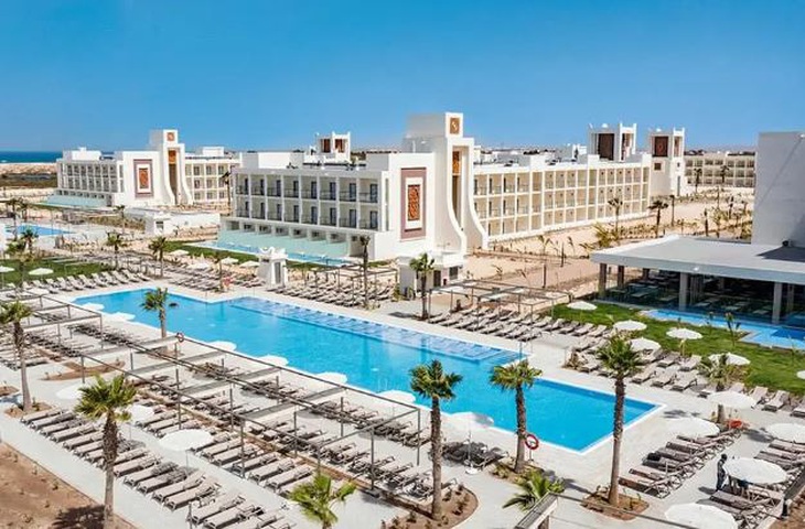 Vẻ ngoài sang - xịn - mịn của khách sạn 5 sao Riu Palace Santa Maria.