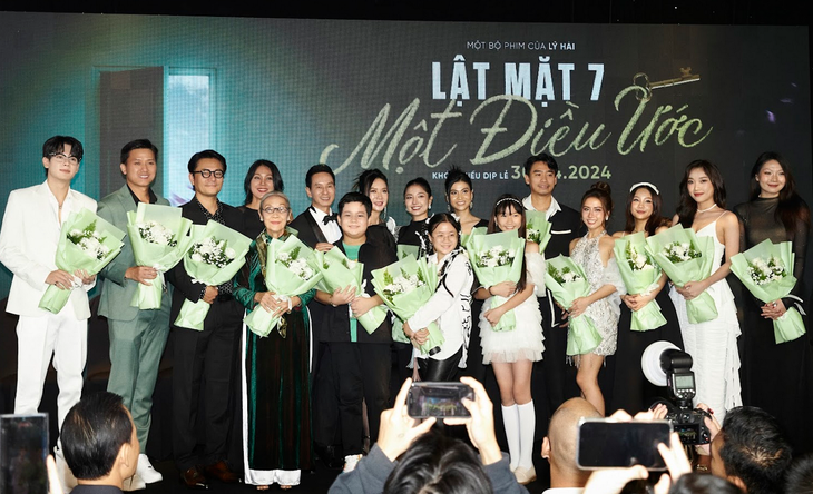 Tín Nguyễn cùng ê kíp trong buổi họp báo công bố dự án phim điện ảnh 'Lật mặt 7'