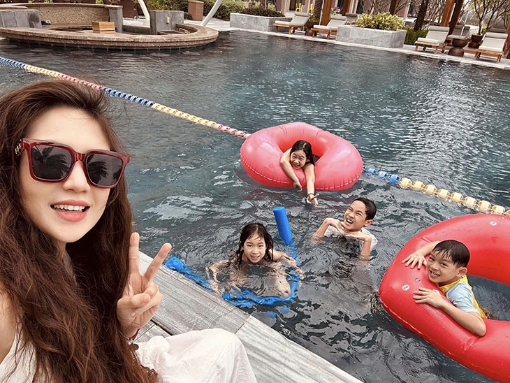 Ảnh vui sao Việt 1-2: MC Quyền Linh cõng cụ ông - Ảnh 4.