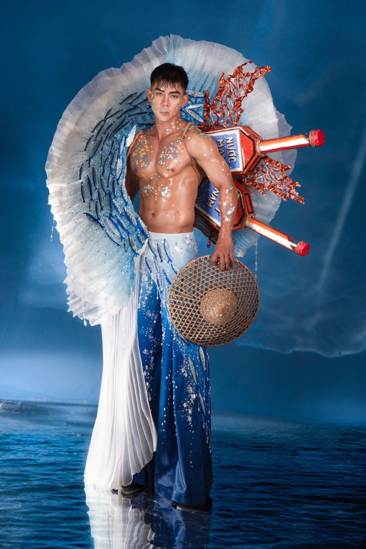 Nước mắm Phú Quốc cũng thành trang phục dân tộc nha mọi người! - Ảnh 1.