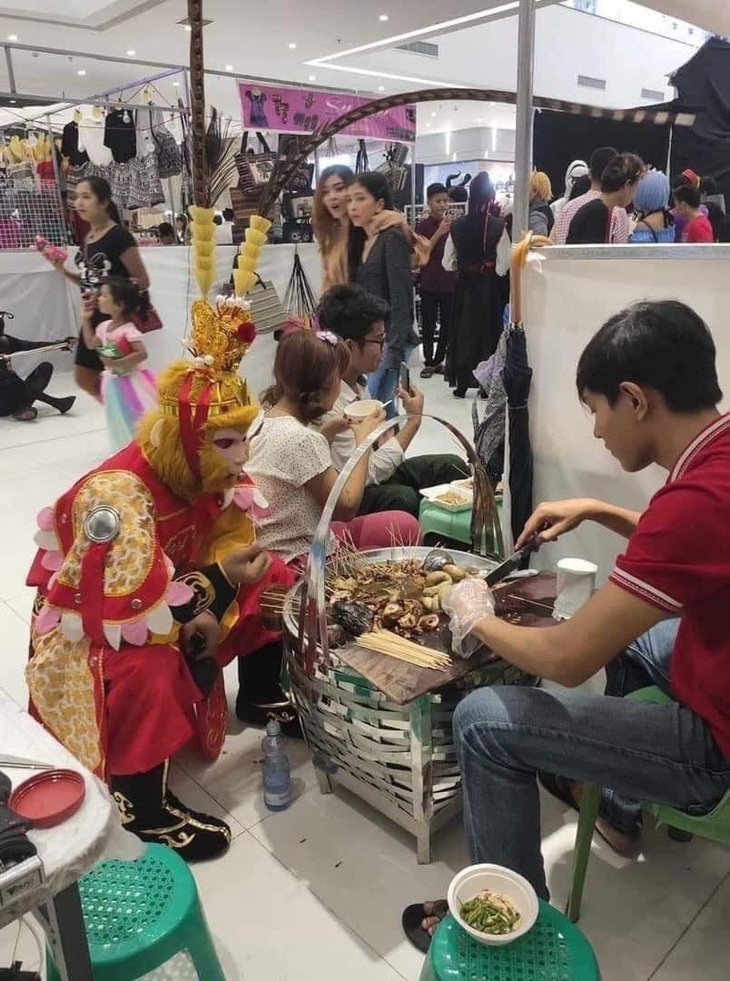 Ảnh vui 11-2: Nhìn ngon đó, cho lão Tôn một miếng đi! - Ảnh 1.