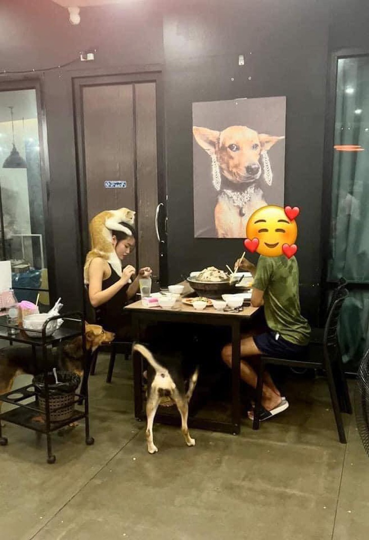 Ảnh vui 14-2: Nhân viên quán này nhiệt tình quá! - Ảnh 1.