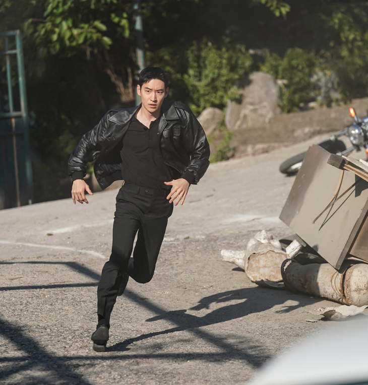 Lee Je Hoon khoe body mlem mlem trong phần 2 siêu phẩm rating Taxi driver - Ảnh 6.