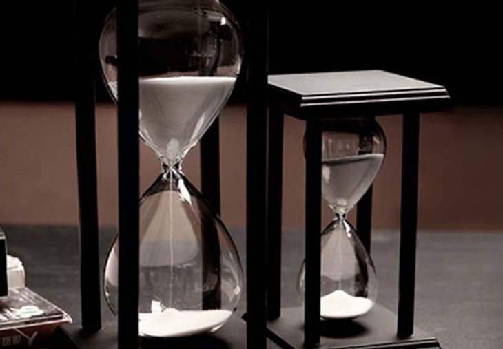 Câu đố hack não: Làm sao tính giờ chỉ với hai chiếc đồng hồ cát? - Ảnh 1.