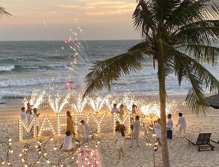 Ảnh vui sao Việt 15-2: Lê Dương Bảo Lâm gói con trai làm quà tặng vợ - Ảnh 6.