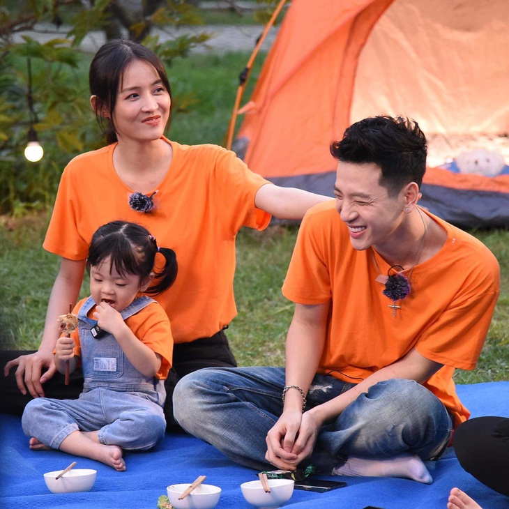 Trương Mỹ Nhân - Phí Ngọc Hưng và con gái Bona