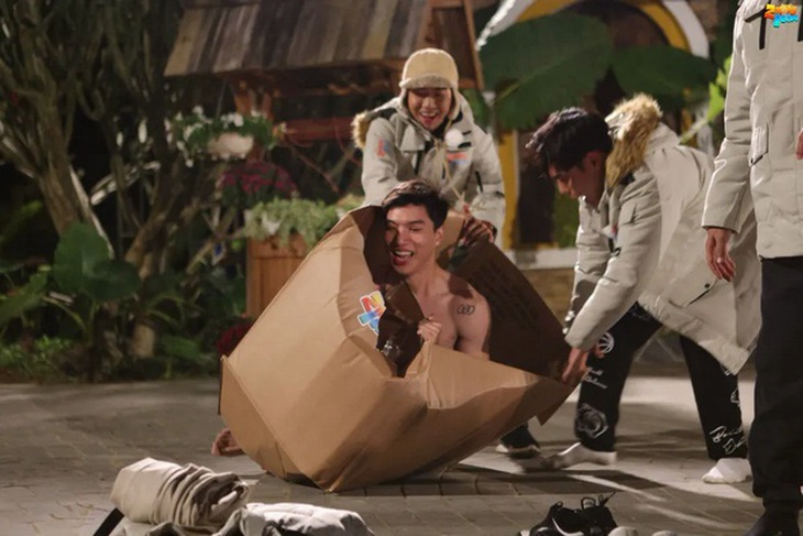 HIEUTHUHAI bị lột sạch đồ trên sóng truyền hình, nhà sản xuất 2 ngày 1 đêm giải đáp - Ảnh 5.