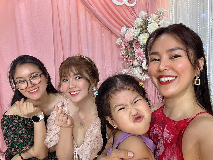 Ảnh vui sao Việt 22-2: Con gái Lê Phương tấu hài - Ảnh 1.