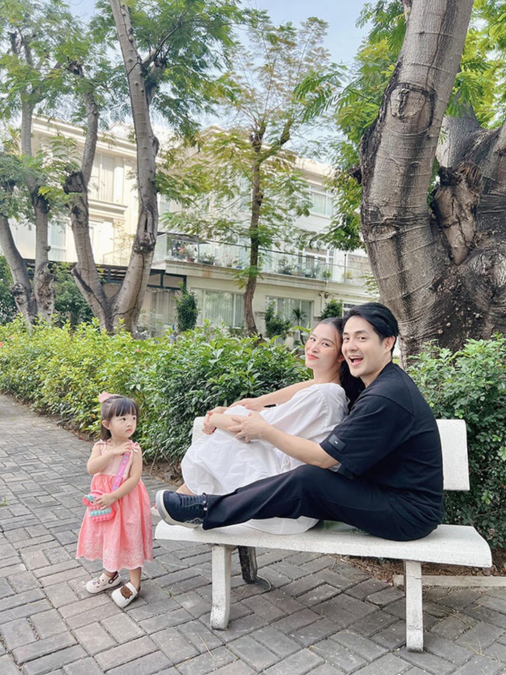 Ảnh vui sao Việt 24-2: Con gái Đông Nhi ngơ ngác khi bố mẹ cho ra rìa - Ảnh 1.