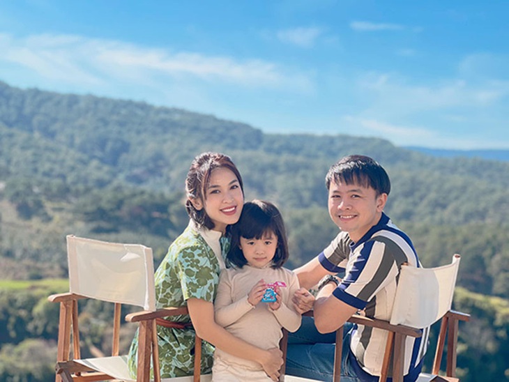 Ảnh vui sao Việt 24-2: Con gái Đông Nhi ngơ ngác khi bố mẹ cho ra rìa - Ảnh 4.