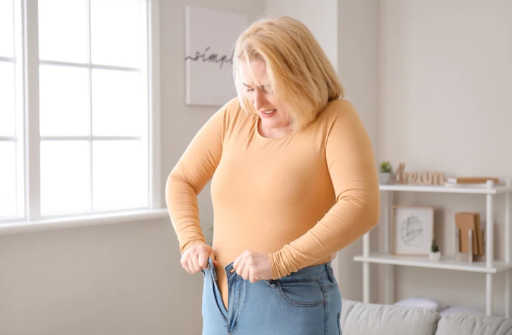 Bị đuổi việc vì quá mập, không mặc vừa đồng phục - Ảnh 1.