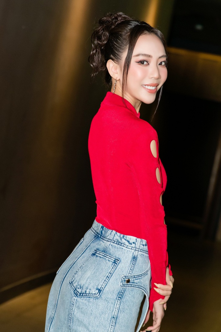 Thu Trang khoe vòng eo con kiến, nhan sắc lão hóa ngược ngày đầu năm - Ảnh 3.