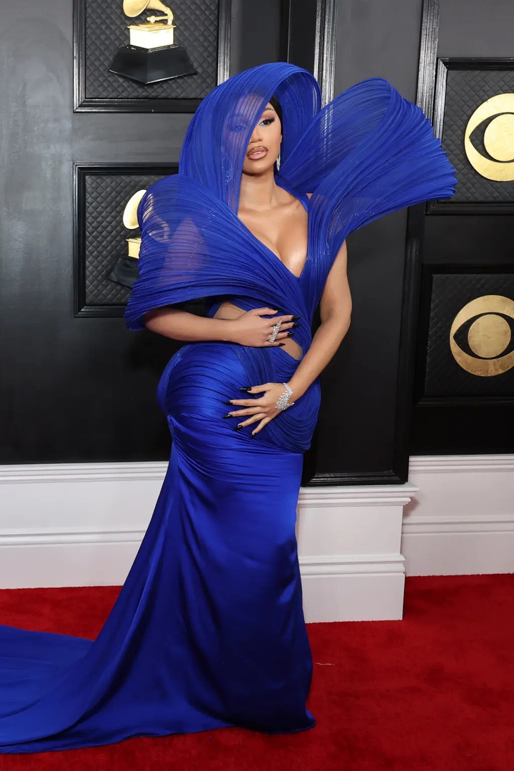 Cardi B gây ấn tượng với chiếc đầm xếp sóng 3D, na ná chiếc kèn vàng Grammy - Ảnh 2.