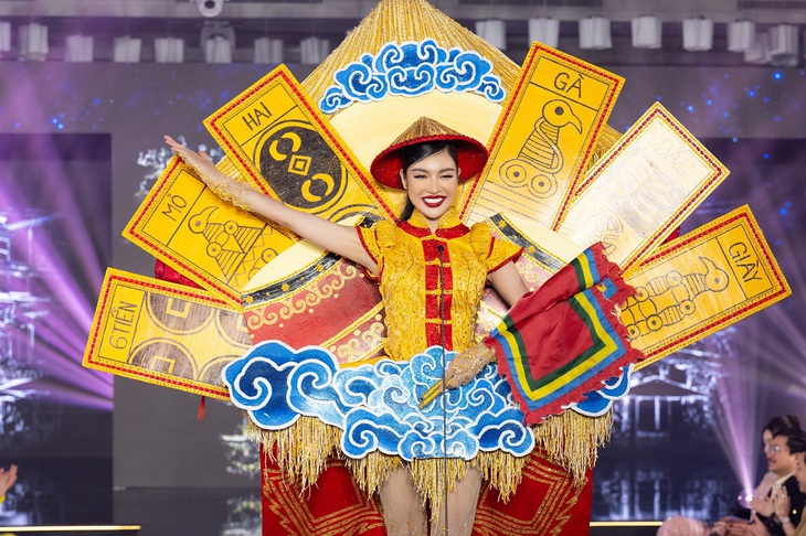 Dàn hoa hậu ăn mặc như diễn tuồng, mệt mỏi tái hiện màn hô tên tấu hề nhất năm - Ảnh 3.