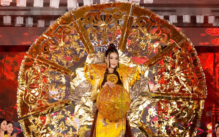 Dàn hoa hậu ăn mặc như diễn tuồng, mệt mỏi tái hiện màn hô tên tấu hề nhất năm