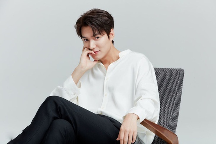 Lee Min Ho khoe căn phòng ngập quà, fan thương vất vả - Ảnh 6.