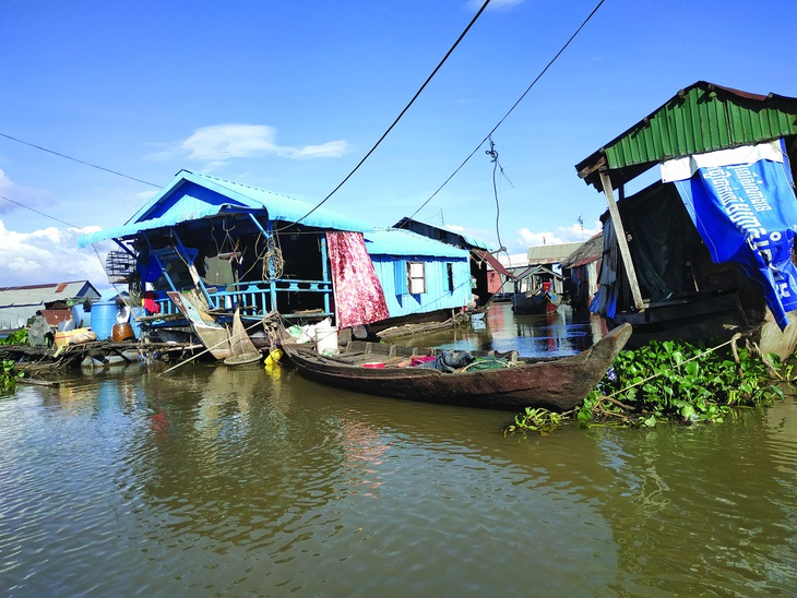 Những căn nhà ở Kampong Luong. Ảnh: L. Raymond