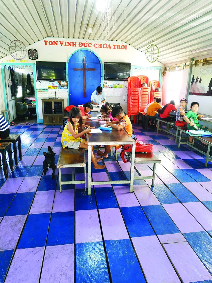 Lớp học tiếng Việt trên bè nổi của mục sư Dung. Ảnh: L. Raymond