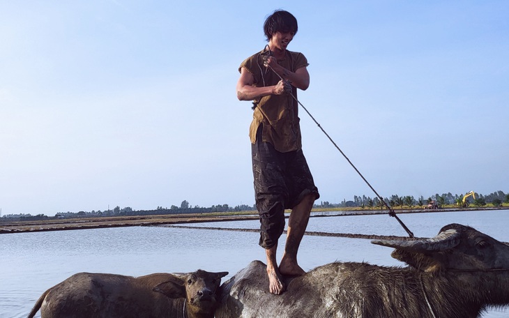 Tuấn Trần lội bùn, lội sông, làm quen với "bạn diễn bốn chân"