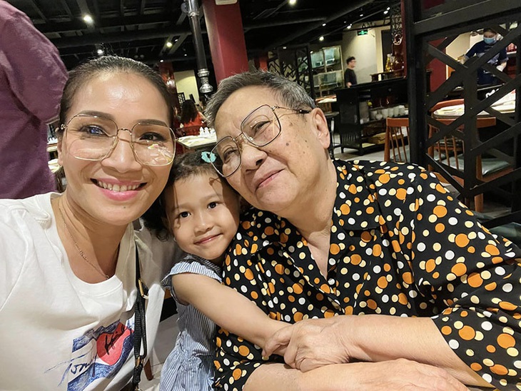 Ảnh vui sao Việt 1-3: Hương Giang mê tám chuyện - Ảnh 10.