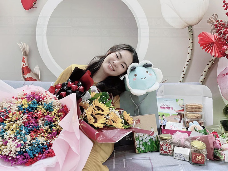 Ảnh vui sao Việt 1-3: Hương Giang mê tám chuyện - Ảnh 3.