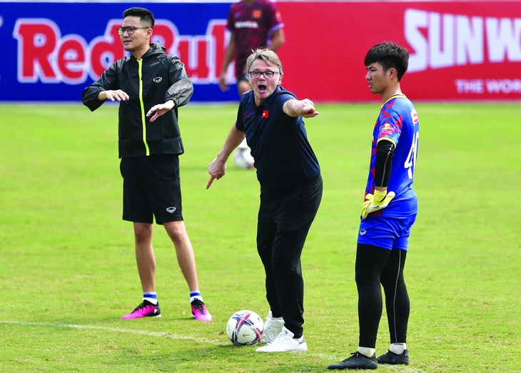 HLV Philippe Troussier trong buổi tập của đội U23 Việt Nam. Ảnh: HỮU TẤN