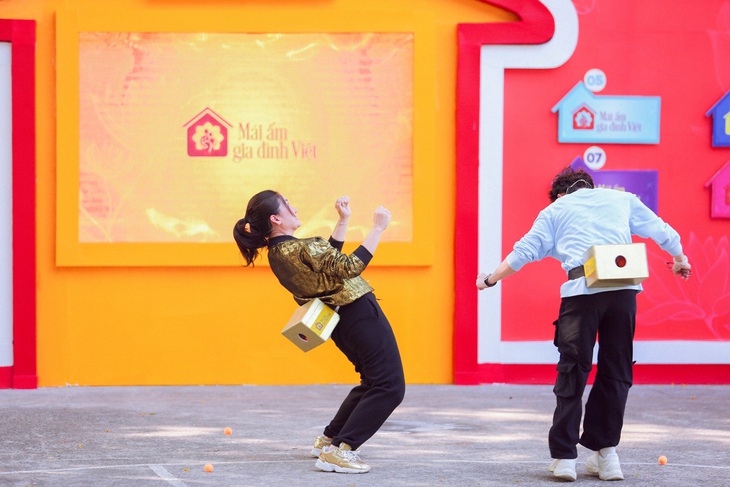 Cười té ghế với thử thách lắc bóng của Ngọc Lan, Huỳnh Lập - Ảnh 5.