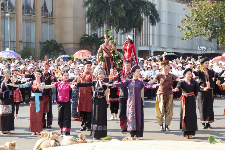 HHen Niê hóa thân Nữ thần mặt trời đội vương miện hoa cà phê - Ảnh 1.