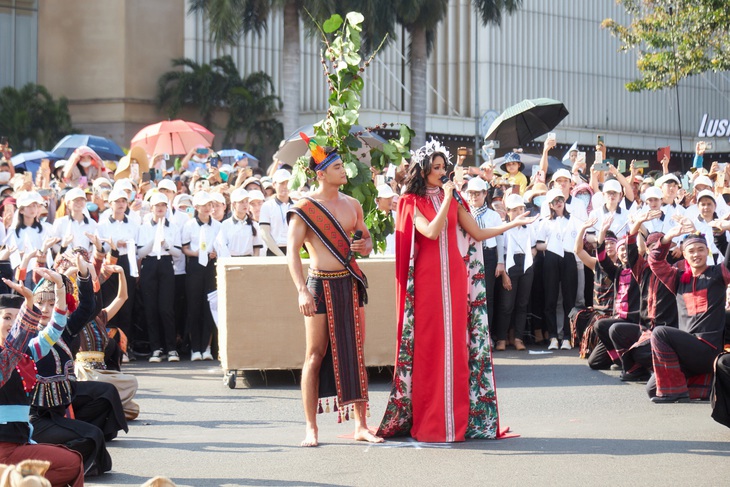 HHen Niê hóa thân Nữ thần mặt trời đội vương miện hoa cà phê - Ảnh 4.