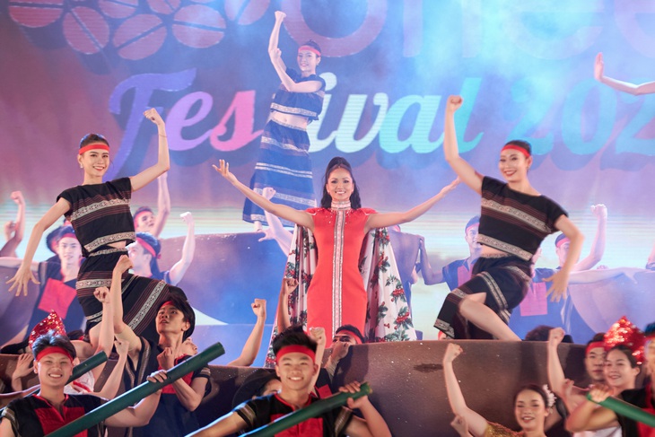 HHen Niê hóa thân Nữ thần mặt trời đội vương miện hoa cà phê - Ảnh 5.