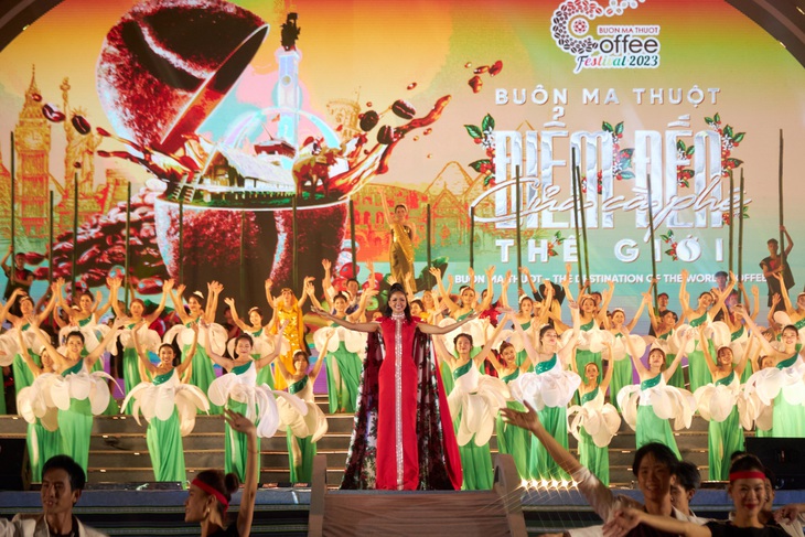 HHen Niê hóa thân Nữ thần mặt trời đội vương miện hoa cà phê - Ảnh 6.