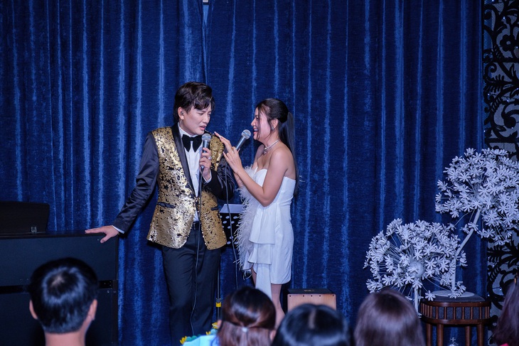 Dàn diễn viên Cổng mặt trời hội ngộ gây náo loạn sân khấu - Ảnh 4.