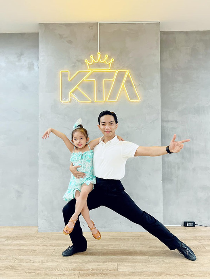 Ảnh vui sao Việt 12-3: Con gái là cục pin dự phòng của Phan Hiển - Ảnh 1.