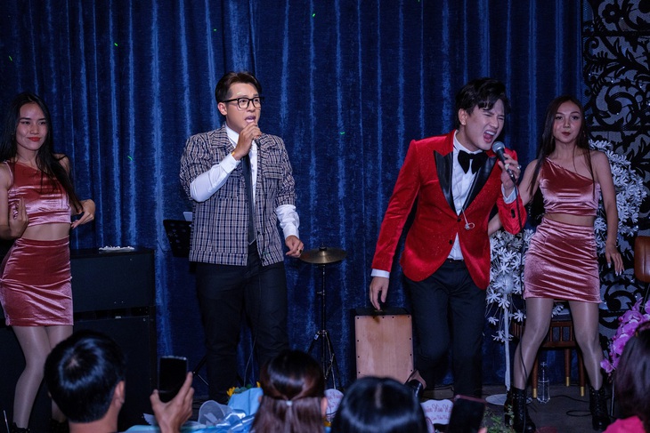 Dàn diễn viên Cổng mặt trời hội ngộ gây náo loạn sân khấu - Ảnh 7.