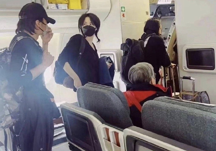 Tạ Đình Phong - Vương Phi tay trong tay khiến netizen liên tưởng đến hình ảnh 23 năm trước - Ảnh 4.