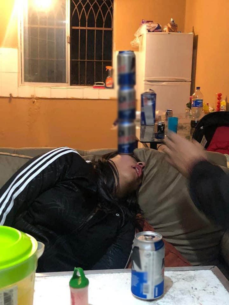 "Lỡ" say mèm trong khi đám bạn còn tỉnh, ngay lập tức đã phải nhận "quả đắng".