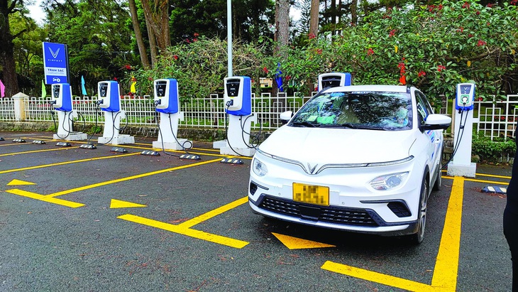 Hạ tầng sạc pin ô tô điện Việt Nam: Trạm sạc chưa nhiều, quy chuẩn chưa đủ - Ảnh 1.