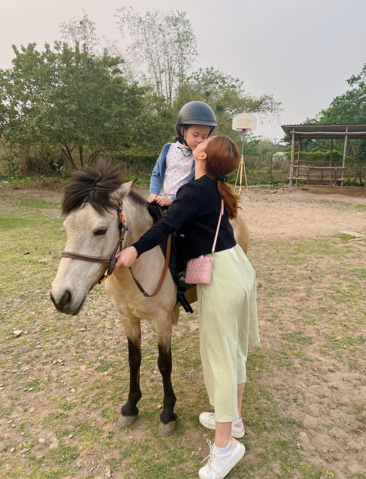 Ảnh vui sao Việt 17-3: Diệu Nhi tinh nghịch bên hội chị em Sao nhập ngũ - Ảnh 5.