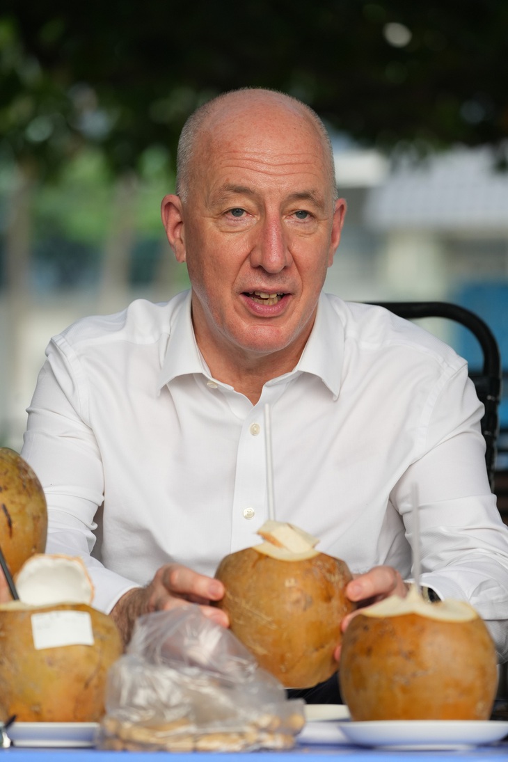 Cựu Đại sứ Anh Mark Kent tại TPHCM tháng 2-2023 (Ảnh: Hữu Hạnh)