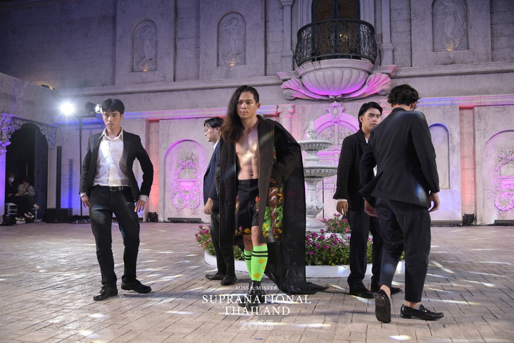 Thí sinh thi nam vương mặc váy, đồ da cut-out, mặt trét nhọ nồi - Ảnh 3.