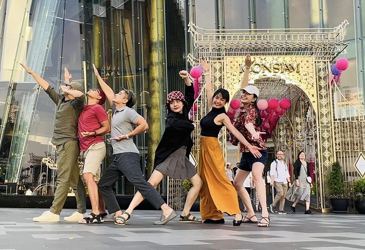 Vợ chồng Vân Trang, Lê Bê La, Ái Châu ‘lầy lội’ khi du lịch Thái Lan - Ảnh 6.