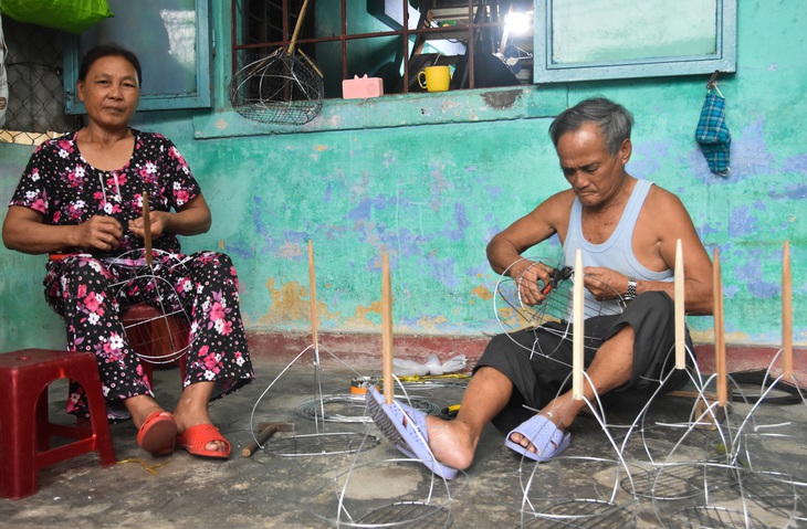 Vợ chồng ông Khuê với công việc đan lồng chim mỗi ngày.&nbsp;