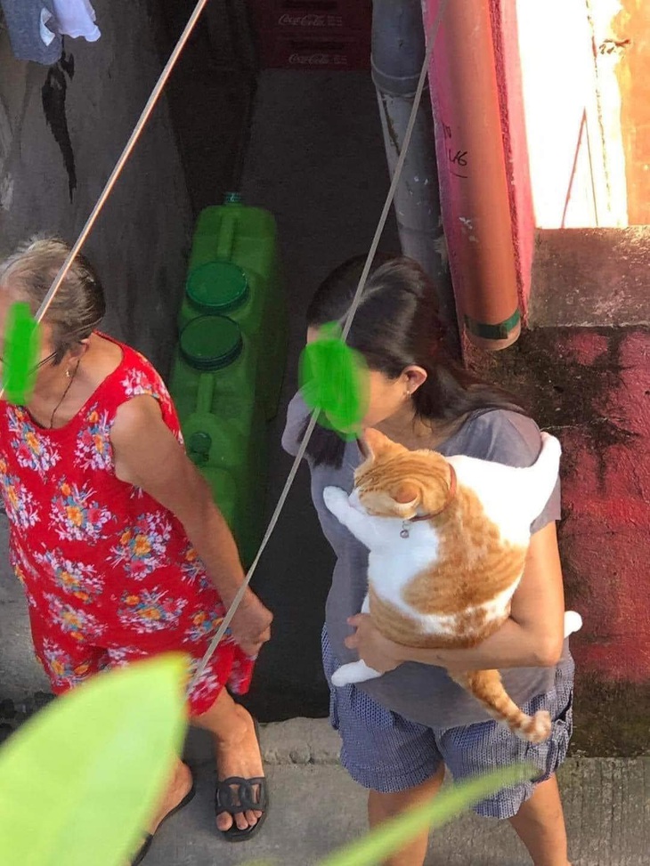 Ảnh vui 2-3: Anh trai lấy cho em cái bánh hamburger! - Ảnh 5.