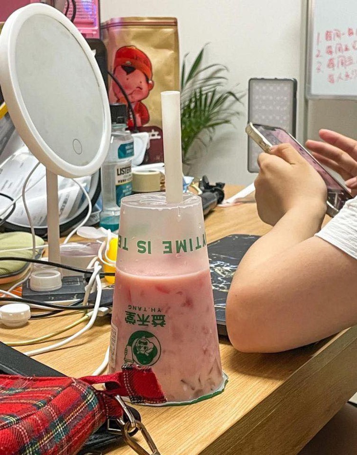 Ảnh vui 2-3: Anh trai lấy cho em cái bánh hamburger! - Ảnh 2.