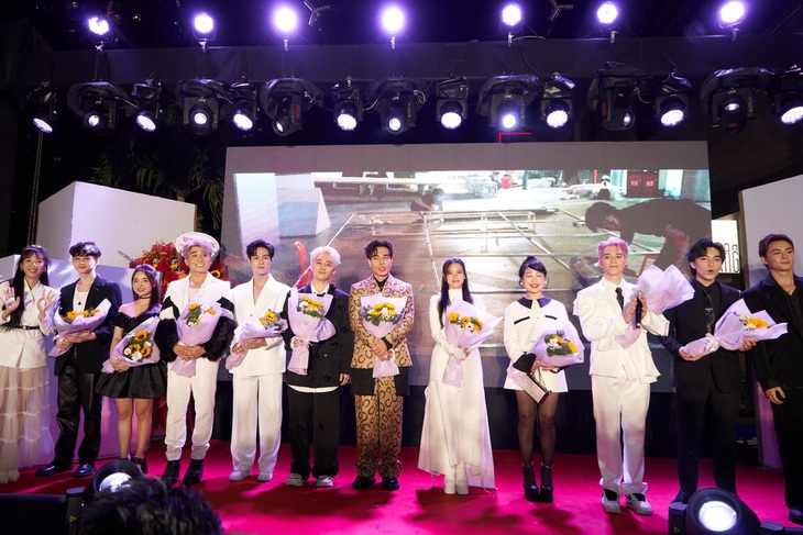 Thu Trang phân thân ra mắt Khi ta hai lăm - Ảnh 2.