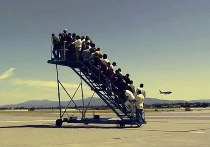 Loạt ảnh hài hước đỡ không nổi chỉ có ở sân bay - Ảnh 1.