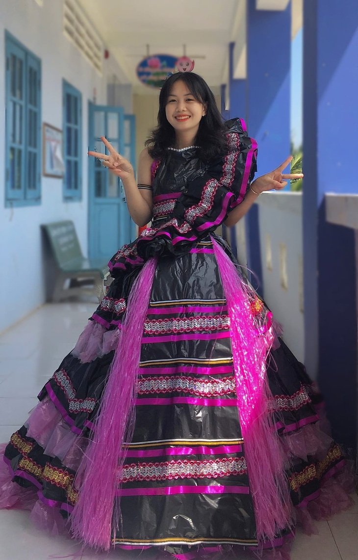 Loạt nữ thần học đường trên đường đua thời trang tái chế - Ảnh 1.