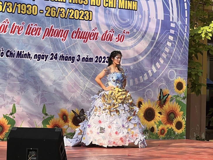 Loạt nữ thần học đường trên đường đua thời trang tái chế - Ảnh 2.