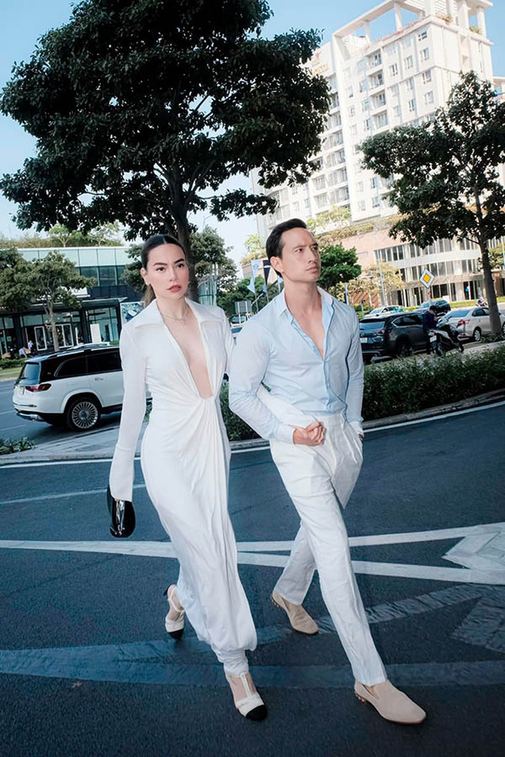Ảnh vui sao Việt 23-3: Vợ chồng Hồ Ngọc Hà - Kim Lý ‘chất lừ’ dạo phố - Ảnh 1.